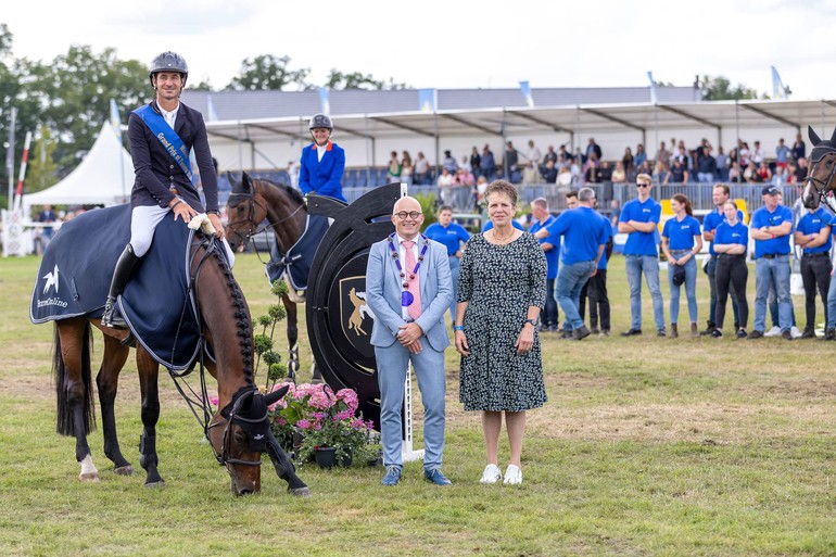  Steve et Looping Luna ont remporté le Grand Prix disputé sur la piste en herbe du CSI3* de Geesteren (C) CSI.